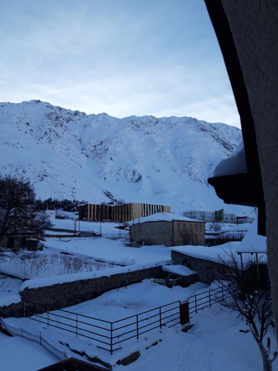 Hotel Iveria Kazbegi Exterior foto